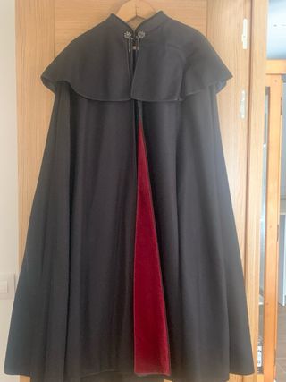 Capa Castellana Seseña Negra con Forro Rojo