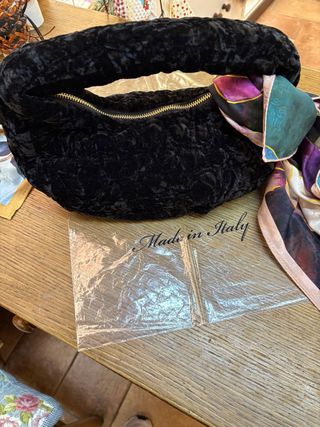 Borsetta in velluto nero con foulard