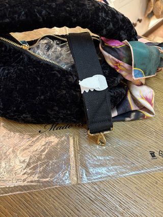Borsetta in velluto nero con foulard