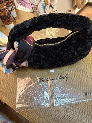 Borsetta in velluto nero con foulard