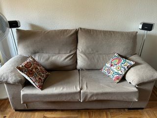Sofá de 2 plazas beige
URGE VENDER POR MUDANZA