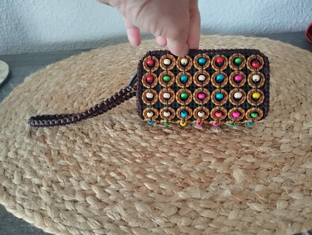 Monedero nuevo con bolitas