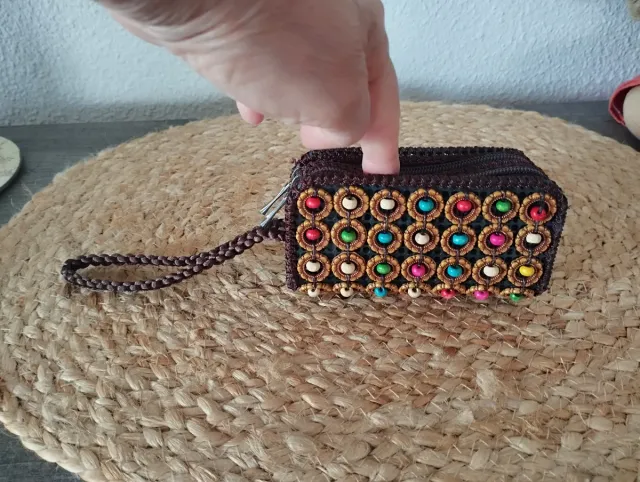 Monedero nuevo con bolitas