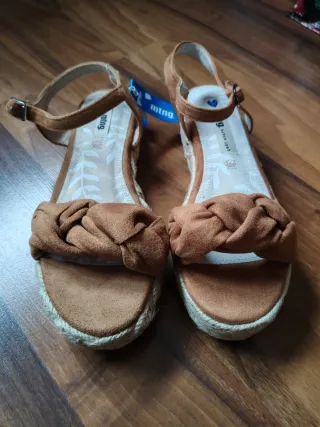 Sandalias Mustang Talla 40 a  estrenar
