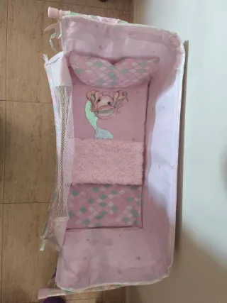 Cuna de bebé con diseño de sirena