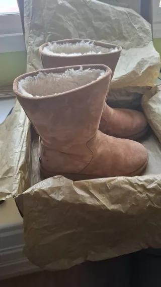 Botas UGG Marrones Talla 9 (equivalente a 39)