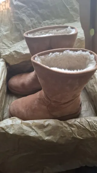 Botas UGG Marrones Talla 9 (equivalente a 39)
