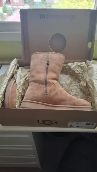 Botas UGG Marrones Talla 9 (equivalente a 39)