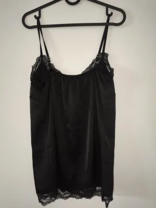 Top lencero negro con tirantes ajustables