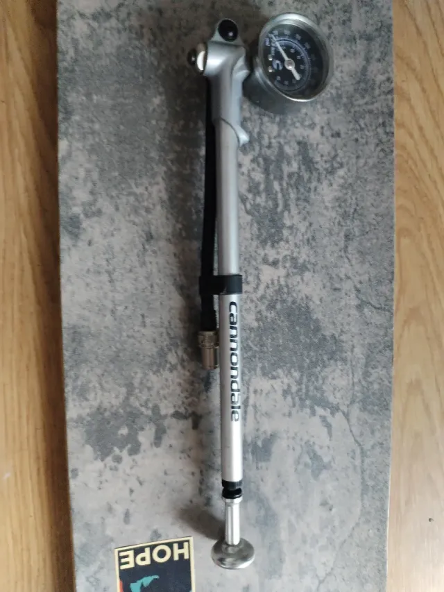 Inflador Cannondale Lefty con manómetro