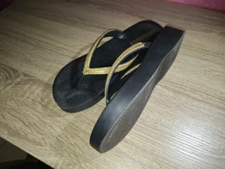 Chanclas negras con detalles dorados 