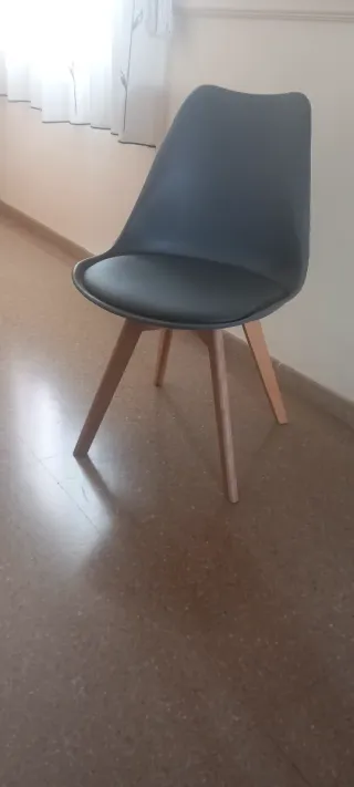 Set di 4 sedie nordiche in plastica e legno