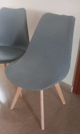 Set di 4 sedie nordiche in plastica e legno