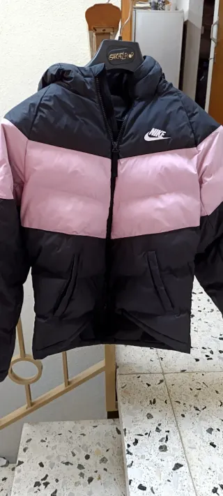 Chaqueta Nike acolchada rosa y negra Plumon