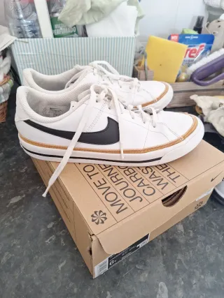 Zapatillas Nike Casual Blancas y Negras