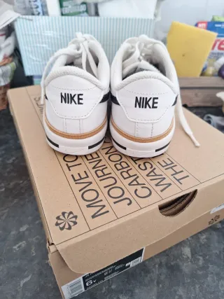 Zapatillas Nike Casual Blancas y Negras
