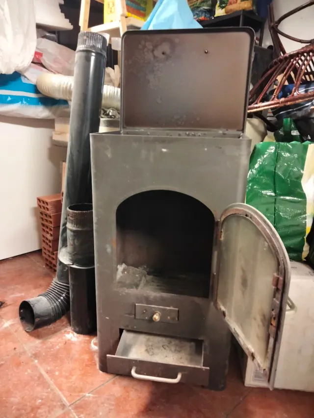 Estufa de leña metálica con puerta de cristal