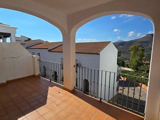 Casa adosada en venta en Alcaucín