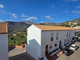 Casa adosada en venta en Alcaucín