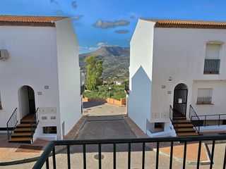 Casa adosada en venta en Alcaucín