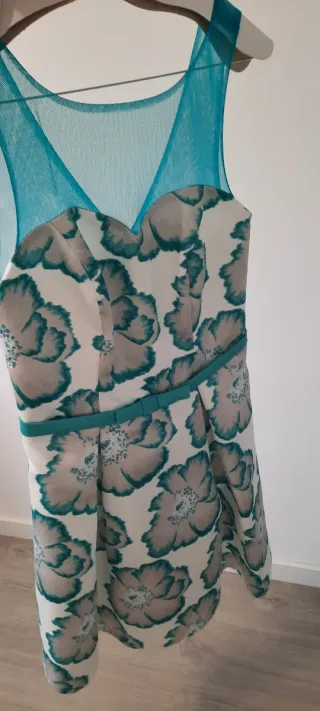 Vestido floral con escote de tul.
Talla 38.
