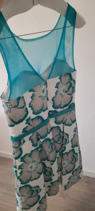 Vestido floral con escote de tul.
Talla 38.
