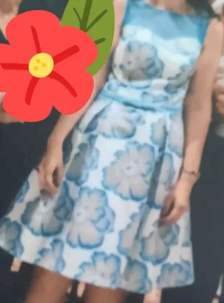 Vestido floral con escote de tul.
Talla 38.
