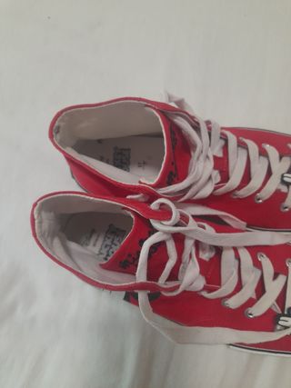 Zapatillas altas rojas con Mickey Mouse