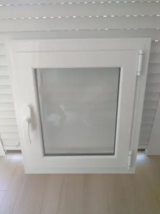 Ventana de aluminio blanca