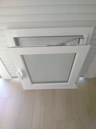 Ventana de aluminio blanca