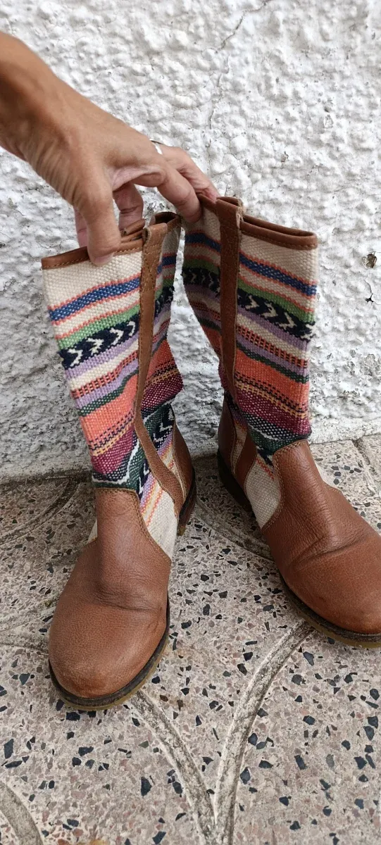 Botas boho marrones y multicolor