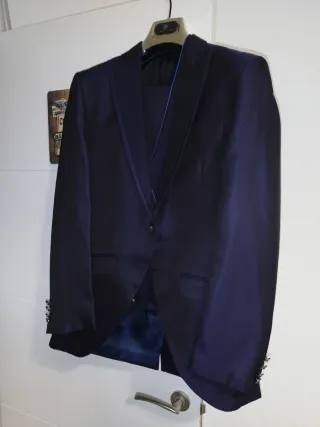 Traje de novio azul/morado