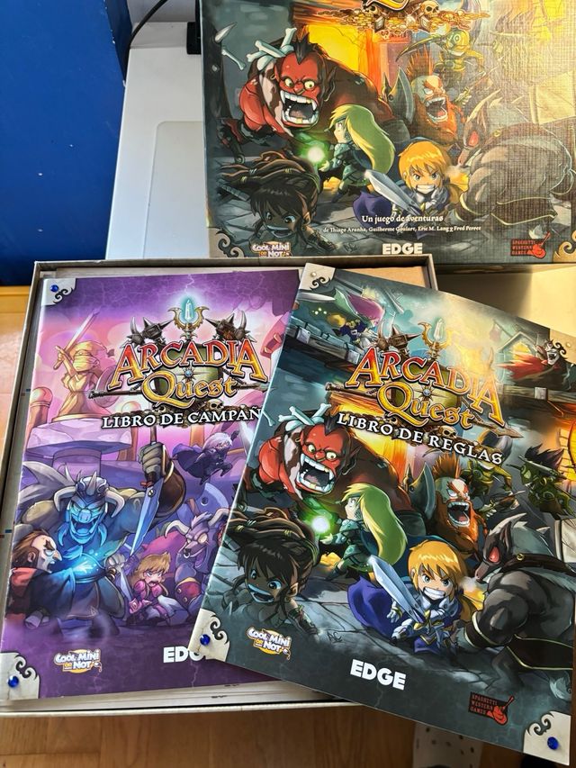 Juego Arcadia Quest con figuras pintadas.  Nuevo