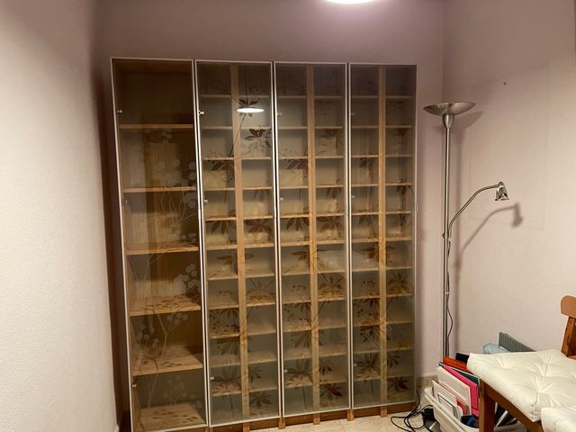 Estantería roble con puerta cristal