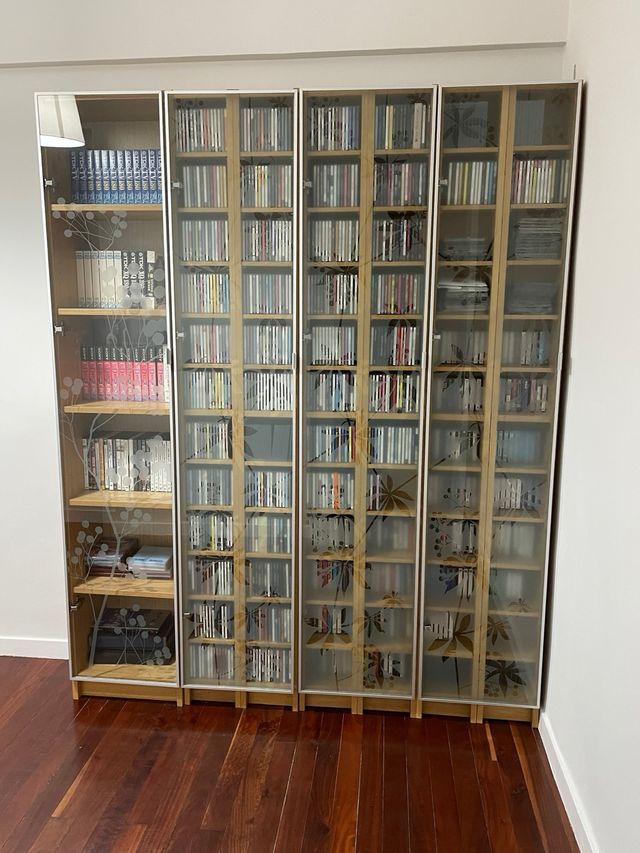 Estantería roble con puerta cristal