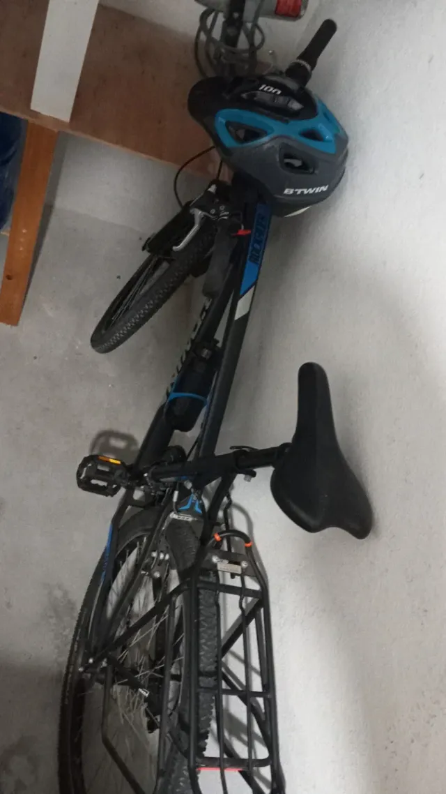 Bicicleta Btwin con casco