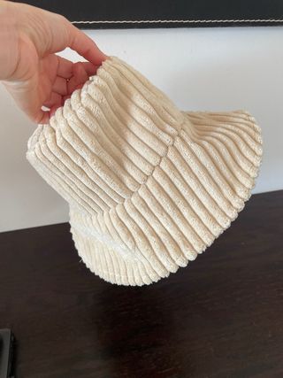 Gorro bucket Zara beige pana