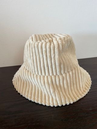 Gorro bucket Zara beige pana