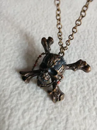 Collana con ciondolo teschio pirata