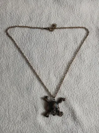 Collana con ciondolo teschio pirata
