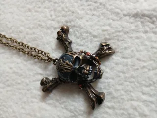 Collana con ciondolo teschio pirata