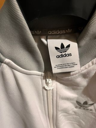 Chaqueta Adidas gris y blanca