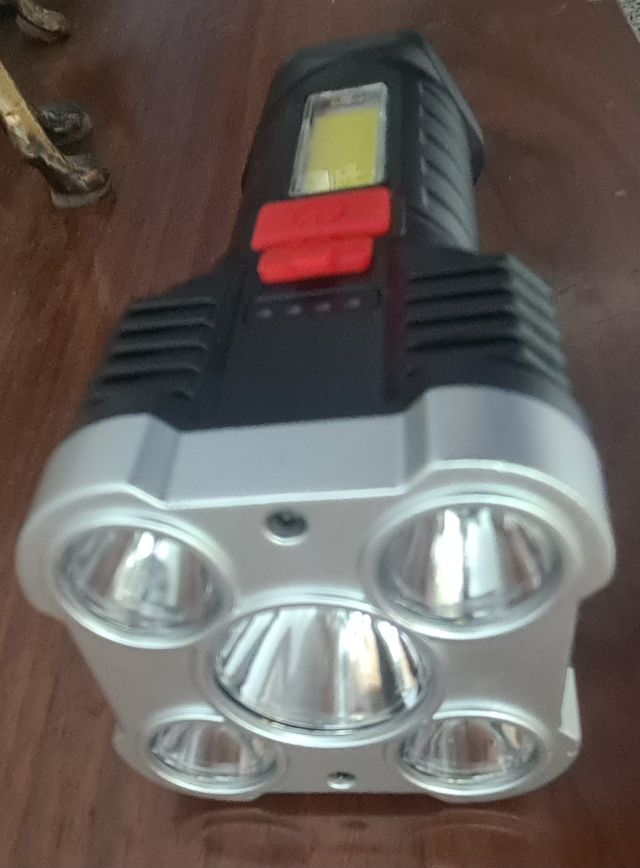 Linterna LED con batería recargable