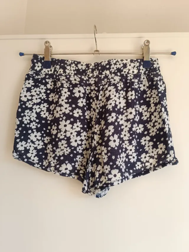 Pantaloncini blu a fiori, Alcott