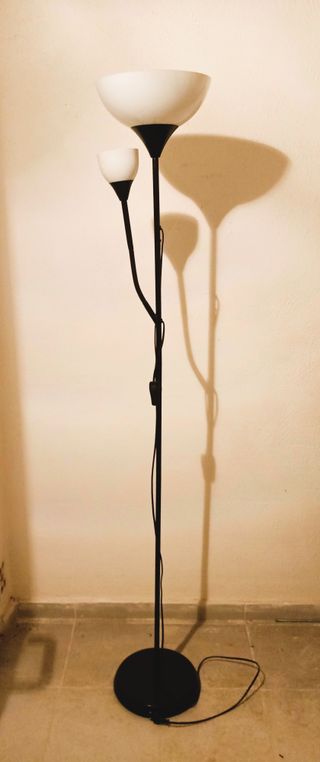 Lámpara de pie moderna negra y blanca