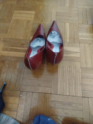 Zapatos de tacón fino punta roja talla 39