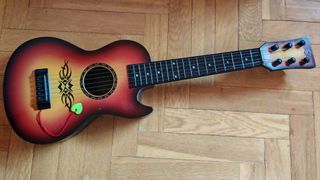 Guitarra infantil con púas