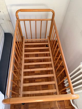 Cuna de madera para bebé
