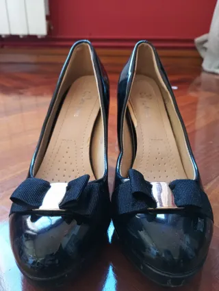 Zapatos negros de tacón 
