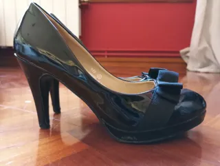 Zapatos negros de tacón 
